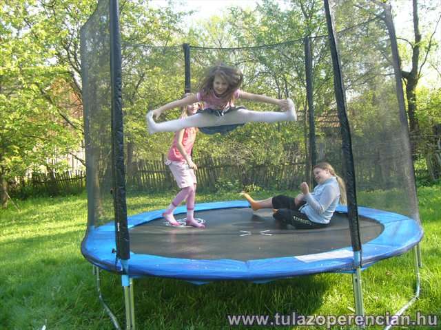 Ugrás a trembulinba