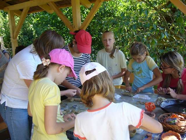 agyagoz�s az erdei iskolaban