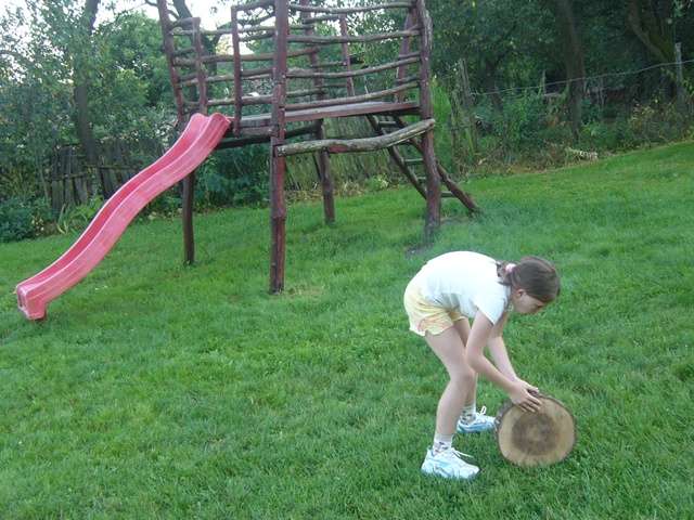 fakarika gur�t�sa az erdei iskol�ban