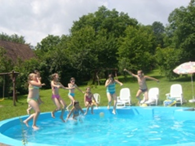 f�rd�s az erdei iskolaban