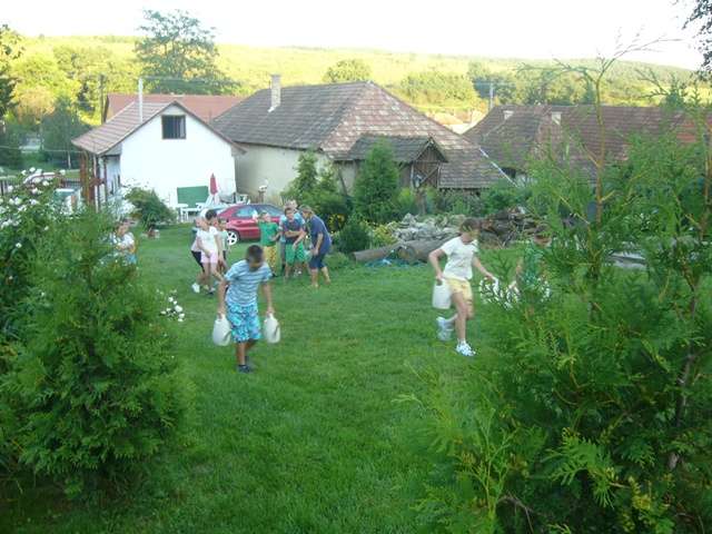 locsol�kanna cipel�s az erdei iskol�ban