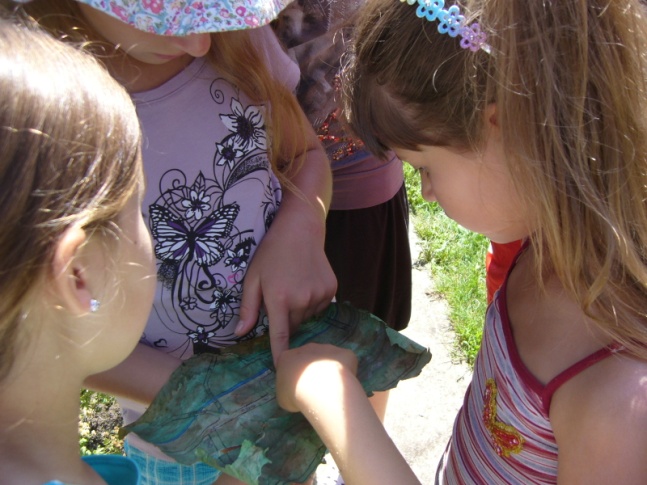 Gyerekek n�zik a t�rk�pet